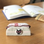 パリジェンヌ赤いメガネの　黒猫さんの　メガネスタンドで　心地よいお部屋に。　