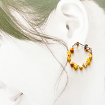 小粒の天然石でつづるフープ　小さな黄色い花　ピアス/イヤリング