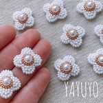 花のビーズ刺繍ピアス/イヤリング（白）