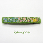 蝶のとまる花畑　バレッタ
