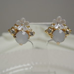 お花とビジューのピアス（ホワイト）