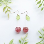 ✨再販2✨リーフ付きボタニカルミニさくらんぼピアス／イヤリング（ピンク）