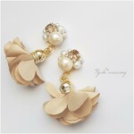 秋冬　フラワータッセルピアス/イヤリング　♡ベージュ