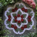 レース編みのドイリー・イングリッシュガーデンのつる薔薇(真紅)   38 cm