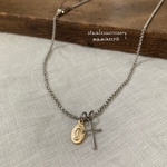 オールステンレス製 華奢クロスとゴールドメダイ(小)のネックレス ロールチェーン 幅2mm バイカラー