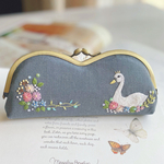 ＊手刺繍白鳥さんメガネケース＊