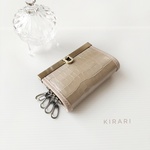 スマートキー＆カード収納◎ 上品なツヤをまとったパールベージュ本革キーケース｜Dカン・ストラップ対応可 直線口金 ギフトにおすすめ