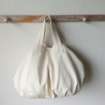 デニムのゆったりトートバッグ　楕円底とタック