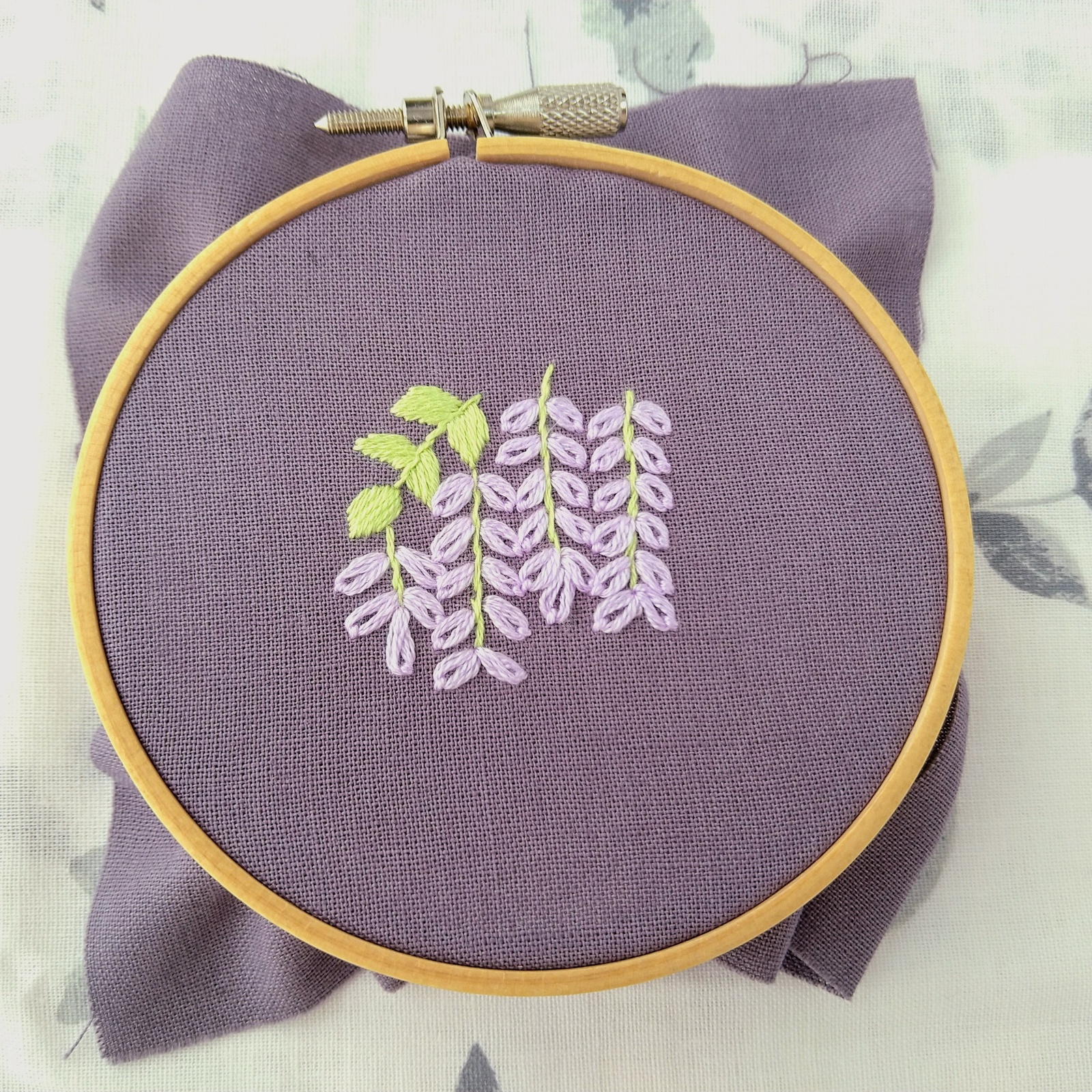 【朝鮮刺繍】子猫　藤の花　額入り　刺繍　絵画 朝鮮刺繍】子猫 藤の花 額入り 刺繍 絵画