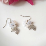 白いお花のピアス/イヤリング