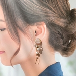 レジン ピアス / イヤリング 金具変更可 シンプル ＊ サージカルステンレス ＊ ニッケルフリー ＊ 花 ＊ 大人カジュアル ＊ 揺れる ＊ 夏 ＊ 上品 ＊ SYUKU