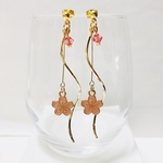 桜パーツとスワロフスキーのロングピアス　ピンク系