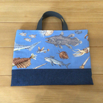 【sale】小さめレッスンバッグ　古代生物✨水色(25×35センチ)　マチなし　ミニレッスンバッグ　バッグ　キルティング　レッスンバッグ