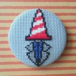 刺繍缶バッジ 三角コーン