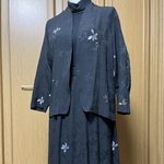 黒羽織り生地で作った長袖ジャケットとスカートのスーツ
