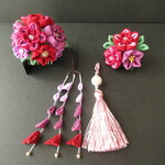 成人式髪飾り　❀鞠花❀《桔梗　赤&藤》　つまみ細工　タッセル　和装　卒業式　七五三