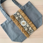 キャンバストートバッグ　バッグ　エコバッグ　トートバッグ　カゴバッグ　ジュートバッグ　手提げ　インド刺繍　インド刺繍リボン　フリル　フリルリボン　可愛い　春　夏　プレゼント　誕生日　友達