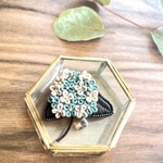 雨粒ゆれる紫陽花の刺繍ブローチ＊アナベルミントグリーン