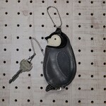本革　赤ちゃんペンギン　キーホルダー　コインケースとしてもご利用になれます