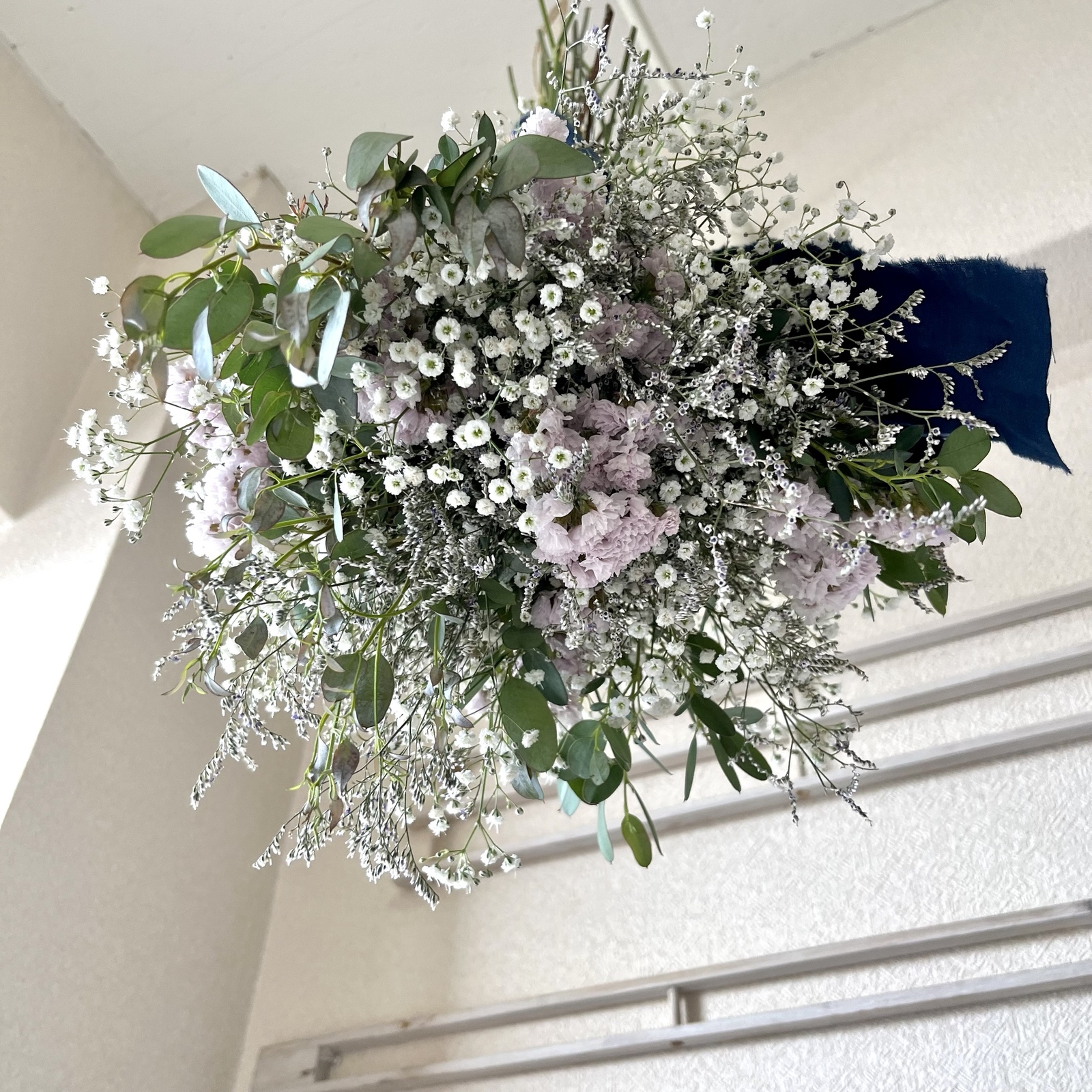 かすみ草フライングブーケ かすみ草とココフラワーのアンティークホワイトブーケ ✲ / 結婚