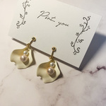 白い花びらコットンパールイヤリング　ピアス変更OK アレルギー対応