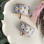 【送料無料】ヒナギクの刺繍ポニーフック