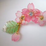 濃紅色 ゆらゆら花びら桜のイヤーカフ グラデーションピンク 右耳用