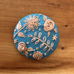 刺繍くるみボタン（ヘアゴム/ブローチ）