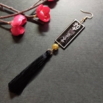 【チャイナ】【片耳】キョンシーの御札モチーフ&タッセルピアス②(イヤリング)（黒）【中華風】【サブカル】【妖怪】