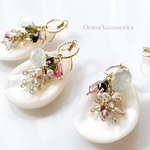 マザーオブパールと小さな天然石のつぶつぶピアス