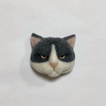 羊毛フェルト 猫ブローチ ハチワレグレー