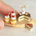 ドールハウス☆ミニチュア☆おめかし白猫のチョコがけガーランドケーキ☆