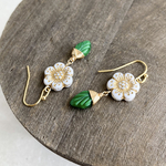 白い花と葉ピアス