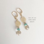フラワーチャームの小さなメロン玉ピアス