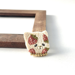 猫の刺繍ブローチ【いちごまみれ】