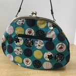 前ポケットのがま口バッグ(くすみグリーンに柄ドット)