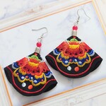 チロリアン柄刺繍 大ぶりタッセルピアス 黒