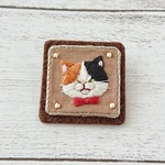 家の猫  四角いブローチ  三毛
