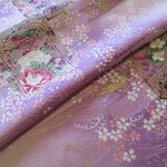 薄紫色 京友禅  金彩 貝桶に小桜模様 正絹 緞子 丹後ちりめん No.67-6 身頃肩部分【長さ80cm×幅36cm】仕付け糸付き着物の解き 和布 リメイク素材 silk100%