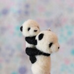おんぶパンダのチャーム