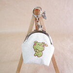 これでもう無くさない！目薬やアクセサリー入れに！がま口キーホルダー　キュンキュンかえるさん刺繍  ※受注生産