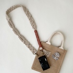 小花のマクラメカメラストラップ