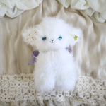 星のピアスをつけた羊のぬいぐるみ