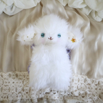 星のピアスをつけた羊のぬいぐるみ