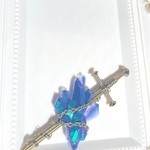 剣ブローチ 〜貫く鉱石〜光