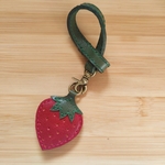 【バックチャーム付きいちご（ペタンコいちご🍓）】