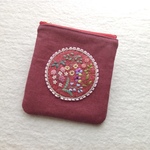 【再販】リネンと野の花刺繍の赤いポーチ
