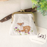 小鹿さんと花畑 小さな刺繍がま口