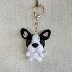 編みぐるみ犬キーホルダー:フレンチブルドッグ（パイド）
