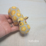 フラワーモチーフの小さなカバ（黄花）